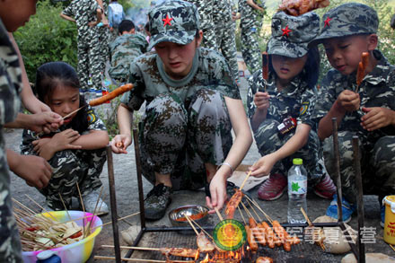 夏令营快乐烧烤 体验生活